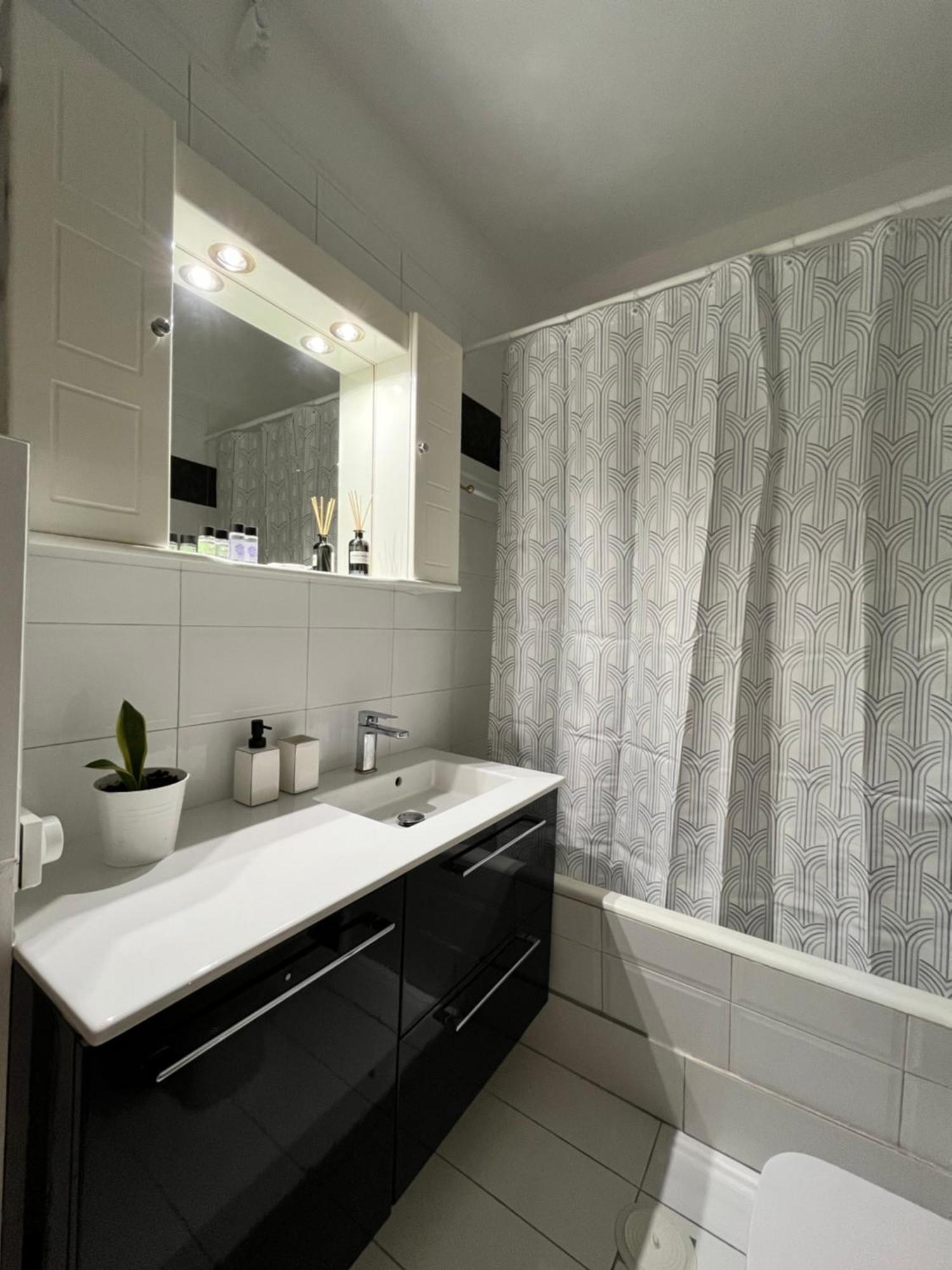 Quiet Apartment With Garden View In Kolonaki Атина Екстериор снимка